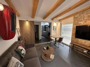 Телевизор и/или развлекательный центр в Apartments Urban +65 фотографий