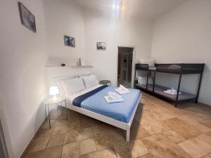 ein Schlafzimmer mit einem Bett mit einer blauen Bettdecke in der Unterkunft Villa nel Salento con piscina e ulivi in Nardò + 33 Fotos