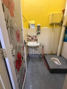 a small bathroom with a sink and a toilet at JJ Homestay Taman Manggis in Balik Pulau
