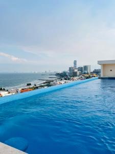 Bazén v ubytování Luxury 2-Bedroom Apartment with amazing view - Infinity Pool and Rooftop in Building nebo v jeho okolí
