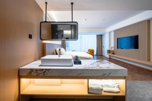 Habitación de hotel con lavabo y cama en Ban Shan Du Hotel, en Yangshuo