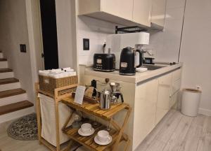 - une cuisine avec un comptoir et une cafetière dans l'établissement 제주 웅장한 산방산뷰 사계2248 해무리동 감성숙소, à Sagye-ri
