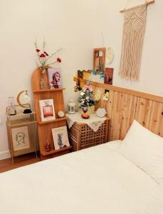 - une chambre avec un lit blanc et une table fleurie dans l'établissement 제주 웅장한 산방산뷰 사계2248 해무리동 감성숙소, à Sagye-ri 28 autres photos