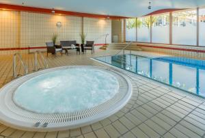 オルデンブルクにあるAspire Oldenburg, Trademark Collection by Wyndhamの大きなスイミングプール(中央に大きなバスタブ付)