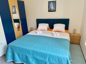 En eller flere senge i et værelse på Apartments Gordana