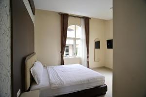 a bedroom with a bed and a window at Maison Belle in Tlekung