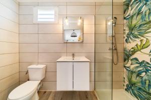 un bagno con wc, lavandino e doccia di Les Bungalows Du Sud 2 a Saint-Pierre