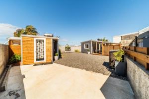 una casa con un vialetto di ghiaia e una casa di Les Bungalows Du Sud 2 a Saint-Pierre