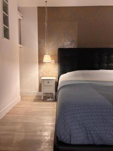 Un dormitorio con una cama y una mesa con una lámpara. en Le secret de Saint-Maur, en Rouen
