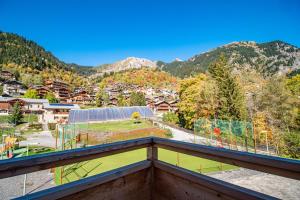 un balcon avec vue sur une ville dans l'établissement Coche, superbe appartement terrasse vue montagne, à Champagny-en-Vanoise