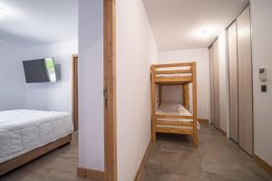 une chambre avec un lit et un lit superposé dans l'établissement Coche, superbe appartement terrasse vue montagne, à Champagny-en-Vanoise 21 autres photos
