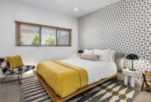 une chambre avec un lit et une chaise dedans dans l'établissement Villa Marina Muse, à Palm Springs 20 autres photos