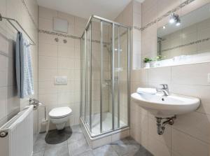 Koupelna v ubytování Hotel Am Wiesenweg l 24h check-in + 55 fotografií