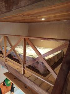 a bunk bed in a room with a wooden ceiling at Refúgio do Alto in Guaramiranga