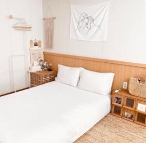 a bedroom with a large white bed in a room at 제주 웅장한 산방산뷰 사계2248 달무리동 감성숙소 in Sagye-ri