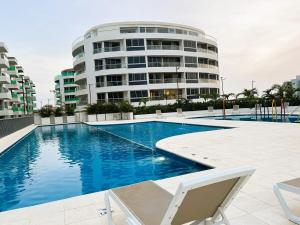 ein Schwimmbad vor einem Gebäude in der Unterkunft Serenity Flat in Puerto Tierrabaja