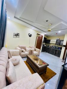 Posezení v ubytování Luxury & Comfortable 1 Bed Furnished Apartment Bahria town Rawalpindi Islamabad One bedroom flat