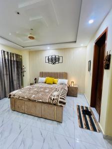 Postel nebo postele na pokoji v ubytování Luxury & Comfortable 1 Bed Furnished Apartment Bahria town Rawalpindi Islamabad One bedroom flat