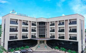 エヌグにあるOmedel Luxury Hotelの白い大きな建物