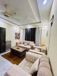 Posezení v ubytování Luxury & Comfortable 1 Bed Furnished Apartment Bahria town Rawalpindi Islamabad One bedroom flat
