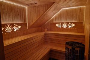 a wooden sauna with wooden floors and ceilings at Widokówka Kluszkowce in Kluszkowce