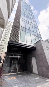 福岡市にあるHotel Edge Nakasuのたくさんの窓がある高い建物