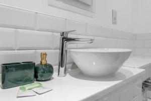 a bathroom sink with a bowl and a faucet at Castle Post in Norwich +11 photos