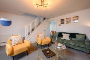 un salon avec deux chaises et un canapé dans l'établissement Quiet House, PRKG-3 Cars, Contractors & Families, York Centre 10mins, à York 11 autres photos