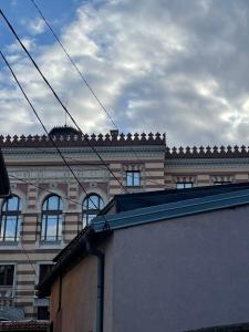 Το κτήριο όπου στεγάζεται  το διαμέρισμα