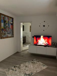 Μια τηλεόραση ή/και κέντρο ψυχαγωγίας στο Apartment City Hall +3 φωτογραφίες