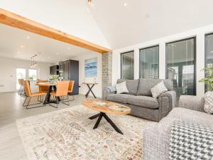 ein Wohnzimmer mit zwei Sofas und einem Tisch in der Unterkunft Apple Blossom Cottage in Ludchurch