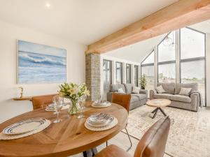 ein Esszimmer mit Tisch und Stühlen in der Unterkunft Apple Blossom Cottage in Ludchurch