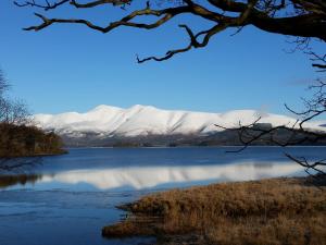 ボローデール渓谷にあるField House Lodgeの雪山を背景にした湖の景色
