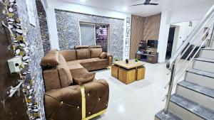 ロナバラにあるll EMPYREAN STAY ll AIRAWAT VILLA ll 2BHK llAC ll PRIVATE POOL ll LUXE llのソファとテーブルのあるリビングルーム