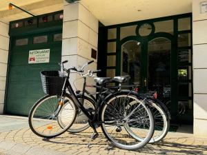 two bikes parked in front of a building at Európa Apartman Mini in Békéscsaba