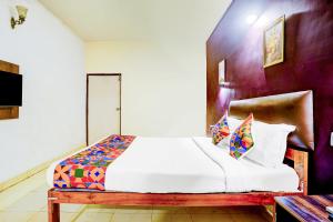 GoaにあるFabHotel Elvin Balaji Beach Palaceの部屋にある大きな白いベッドのある寝室 +26枚の写真