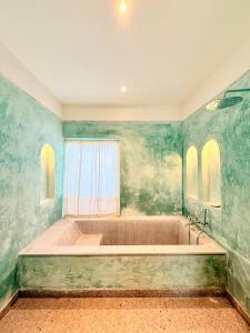 Postel nebo postele na pokoji v ubytování Love Story by Purple Door Villas