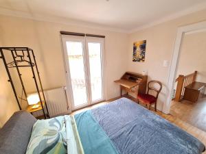 Postel nebo postele na pokoji v ubytování Gîte des Quatre Vents 6 à 8 personnes proche Strasbourg au calme, jardin,ping pong, oeuf frais