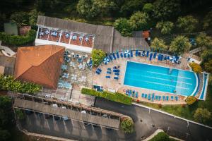 une vue aérienne d'une piscine avec un bâtiment dans l'établissement Gocce Di Capri Resort, à Massa Lubrense
