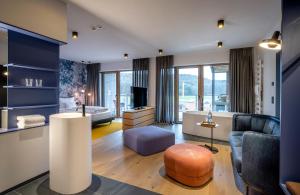 una sala de estar con un sofá y una mesa en Landhotel Weißes Roß, en Illschwang