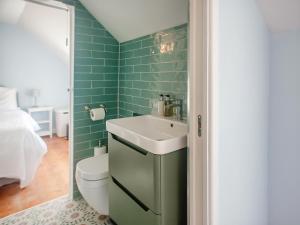 un baño con lavabo e inodoro en Little Trevarrack, en Carbis Bay 3 fotos más