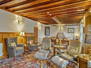una sala de estar con sillas y una mesa en Steppe Haugh, en Hawes