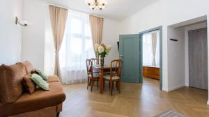 un salon avec un canapé et une table dans l'établissement Monte Cassino moj-sopot pl, à Sopot