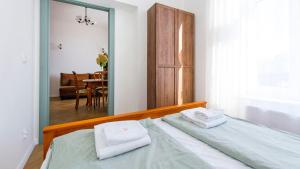 une chambre avec un lit avec deux serviettes dessus dans l'établissement Monte Cassino moj-sopot pl, à Sopot