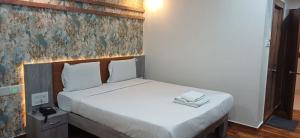 Ένα ή περισσότερα κρεβάτια σε δωμάτιο στο Hotel Jyoti Residency