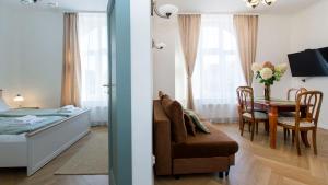 une chambre avec un lit et une table avec une chaise dans l'établissement Monte Cassino moj-sopot pl, à Sopot