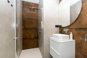 une salle de bains avec un lavabo et un miroir dans l'établissement Monte Cassino moj-sopot pl, à Sopot 26 autres photos