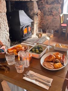 セント・アイヴスにあるThe Balnoon Inn B&Bのテーブルの上に盛り付けられた料理とワインを楽しめます。