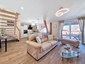 ein Wohnzimmer mit Sofa und Tisch in der Unterkunft L'ECRIN DU BONHEUR - Neuf - Tout confort - Parking - Proche de Strasbourg - Spacieux - Proche Transports in Stutzheim