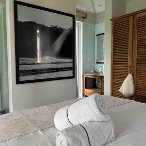 プラヤ・ベナオにあるVenao - Blue27 Cozy Villaの壁に絵が飾られたベッドのある寝室